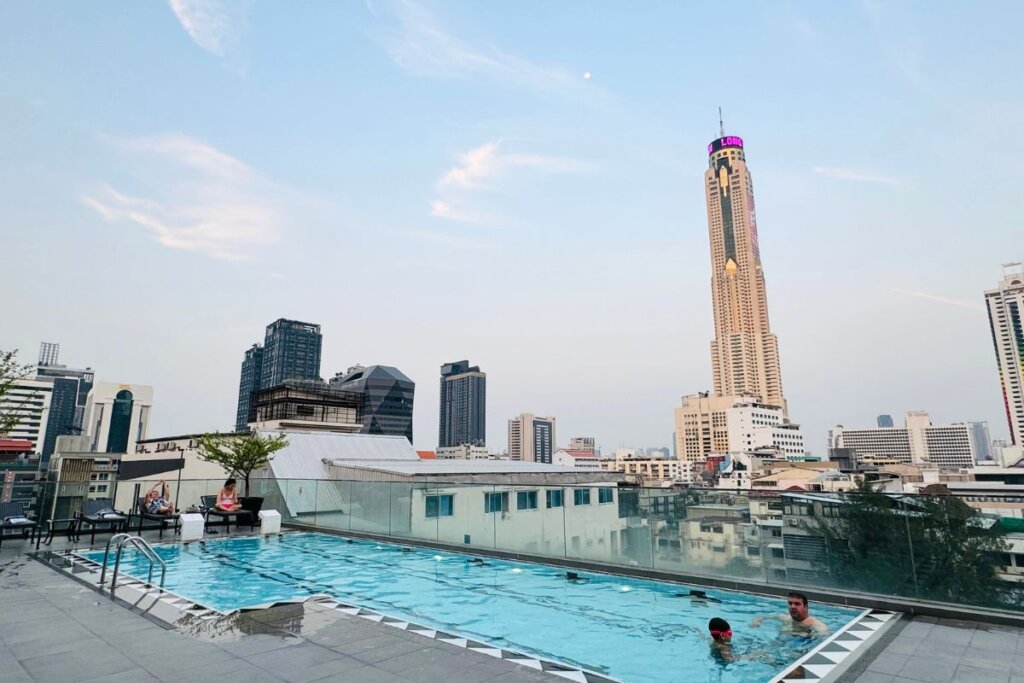 Vince Hotel Bangkok Pratunam simming pool